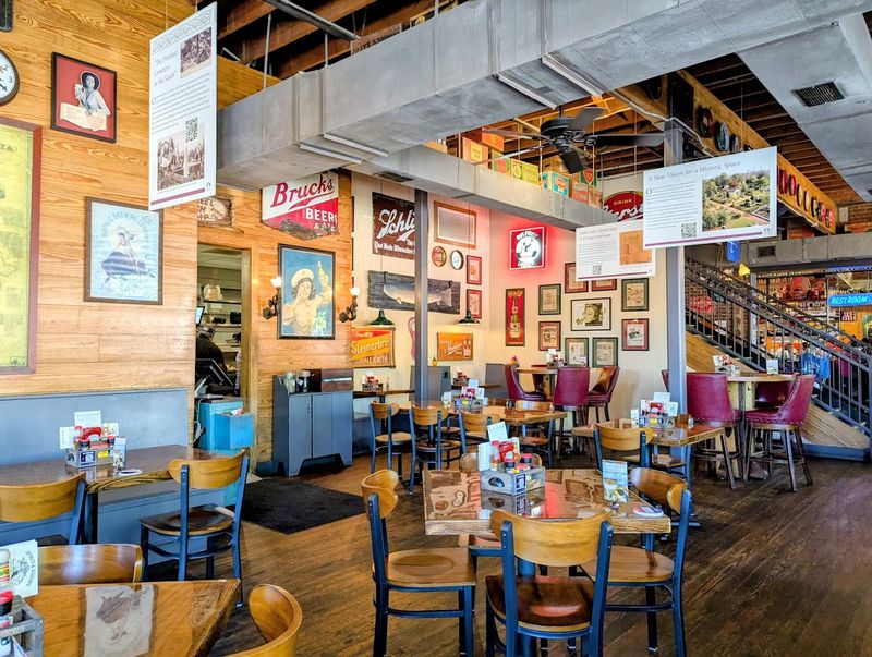 Six Feet Under Pub & Fish House - Atlanta (Grant Park)