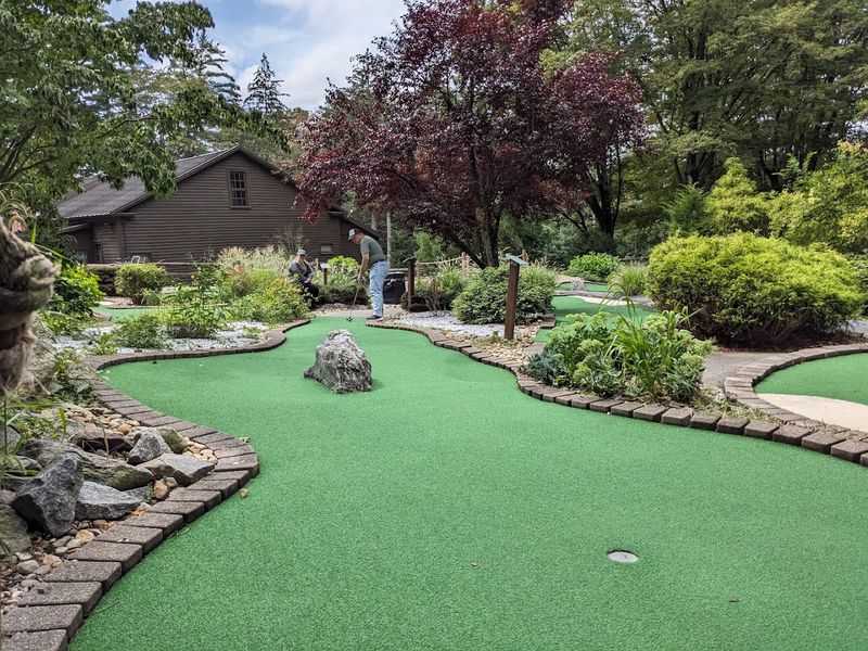 Knolls and Holes Mini Golf &ndash; Bozrah