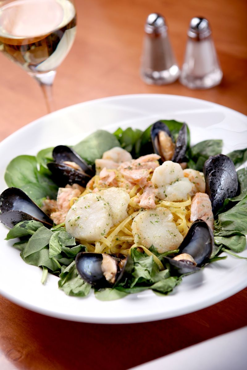 Leo's Seafood Restaurant & Bar (Grand Rapids)