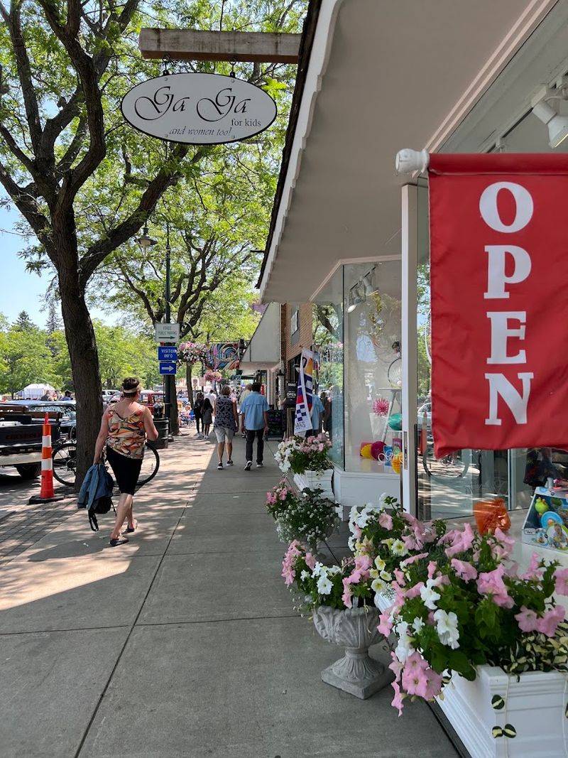 Downtown Dining Steps From Your Slip