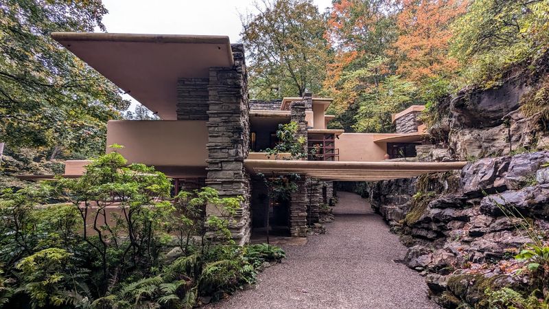 Fallingwater – A House That Looks Like a Billionaire's Secret Forest Retreat