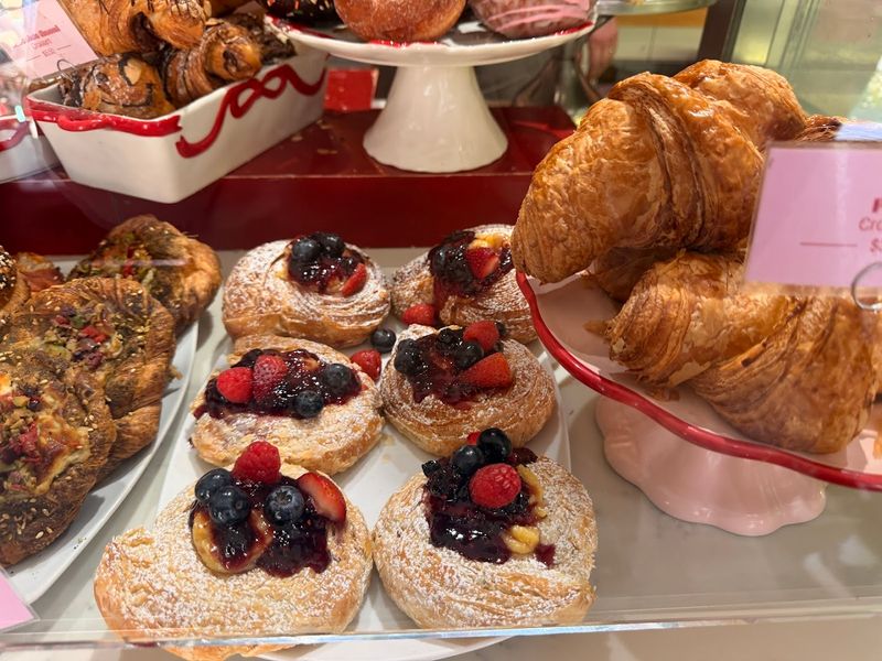 Deluxe Cakes & Pastries