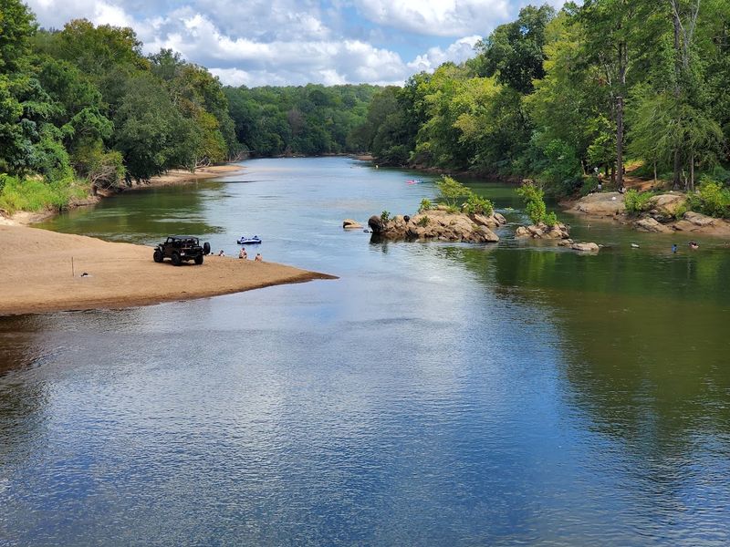 A Riverfront Escape That Feels Far From Town