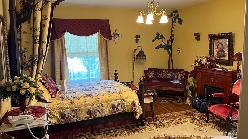 Antiquities Wellington Inn &ndash; Traverse City