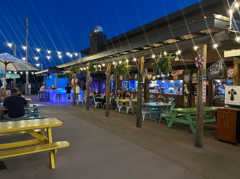 Yardarm Riverfront Bar & Grill (Dubuque)