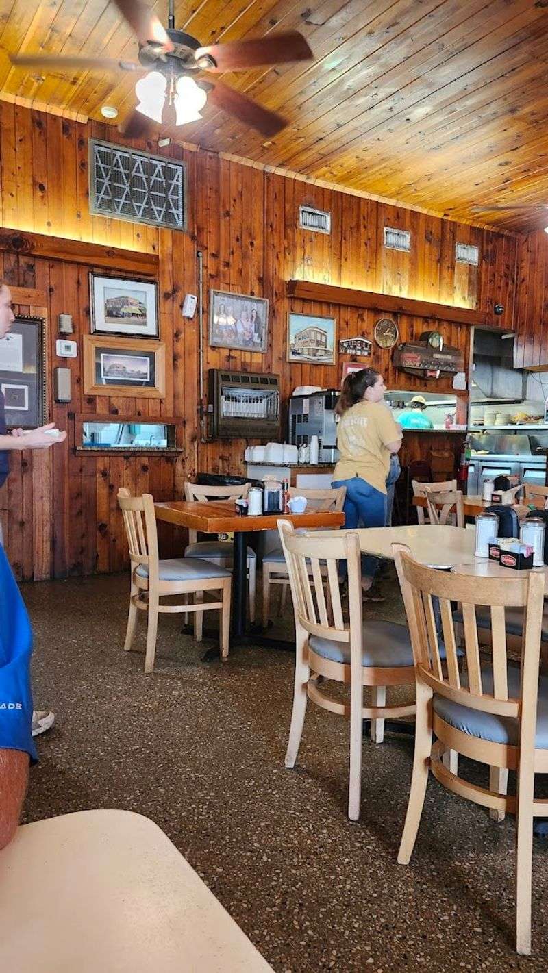 Visitor Info: Paul's Café, Ponchatoula, LA