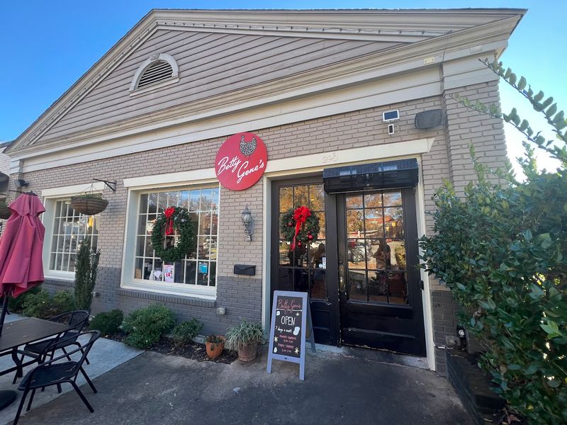 Spend an afternoon exploring one of Georgia's prettiest small towns with historic homes and cozy caf&eacute;s in Madison
