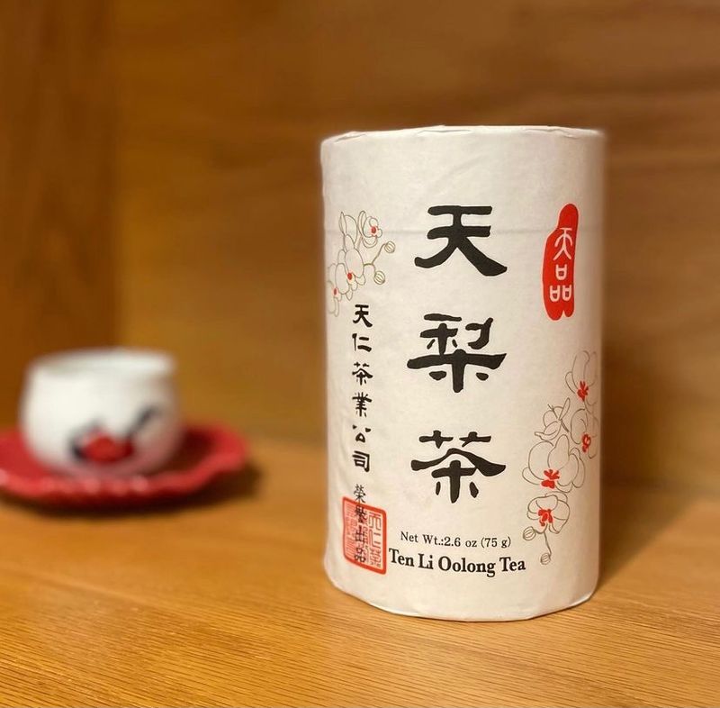 Tea, small treasures, and the pleasure of browsing slowly