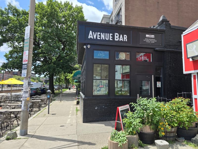 The Avenue Bar & Grille - Allston