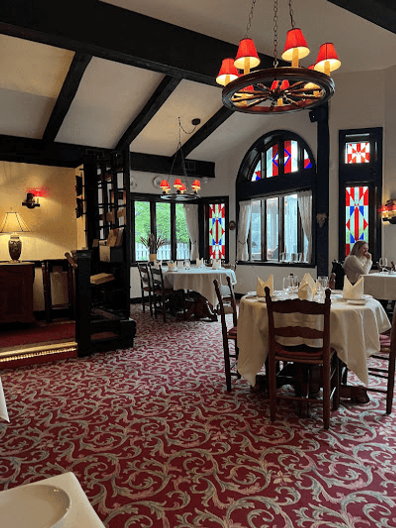 Old-School Service That Makes Dinner Feel Ceremonial