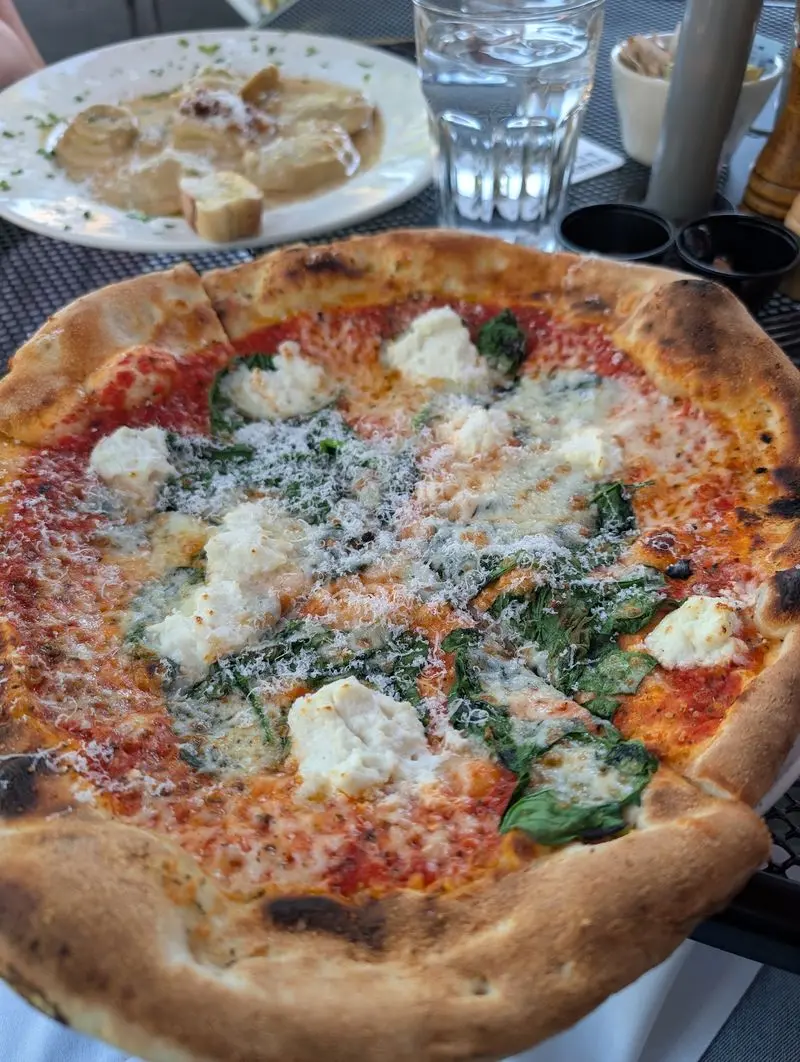 Wood-Fired Pizza That Draws a Crowd
