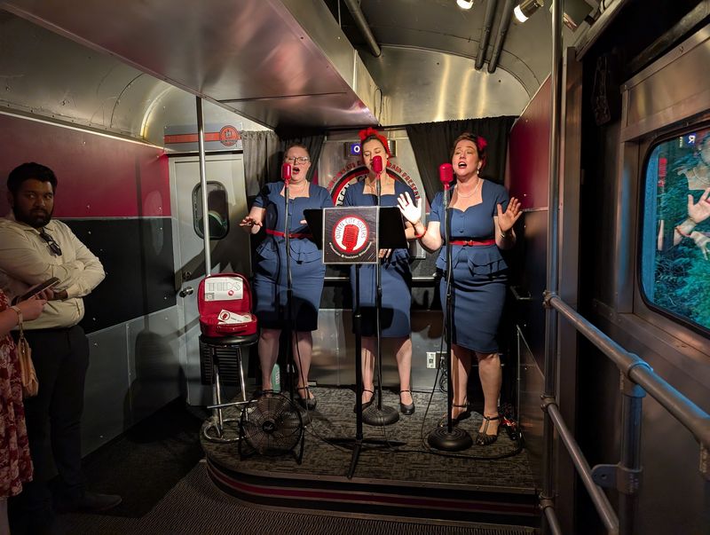 Singers Bring The 1940s Back To Life