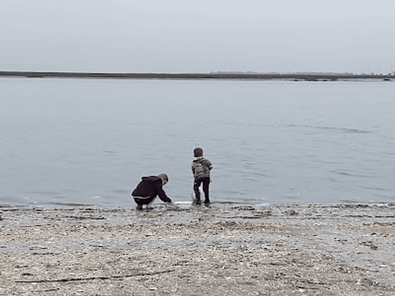Kids Can Turn the Shore Into a Treasure Game