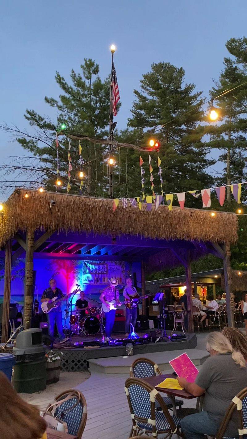 Live music that brings the shoreline to life