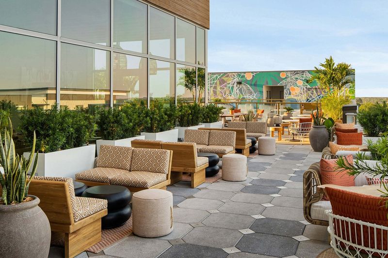 Sal Y Mar Rooftop - Tampa