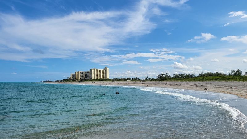A beautiful shoreline with a serious streak - Jupiter Beach