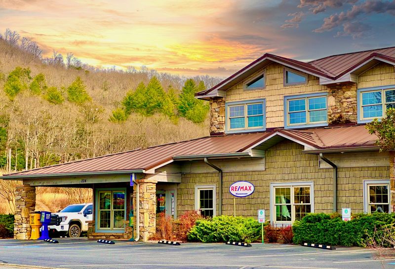 Hiawassee - Lake Views, Mountain Shops, and a Peaceful Pace