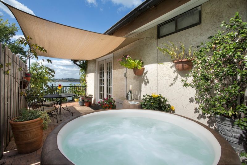 The Lakehouse Bed & Breakfast - Canyon Lake