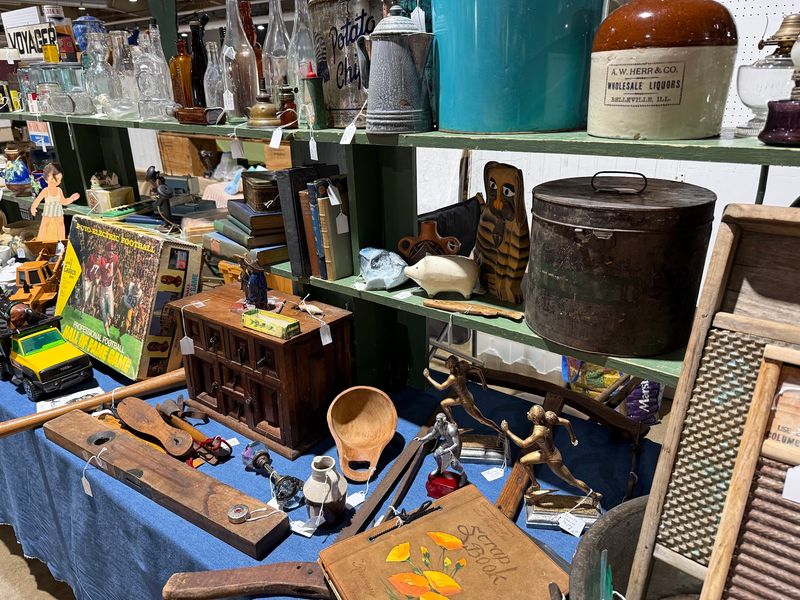 Belle-Clair Flea Market - Belleville, Wayne County,