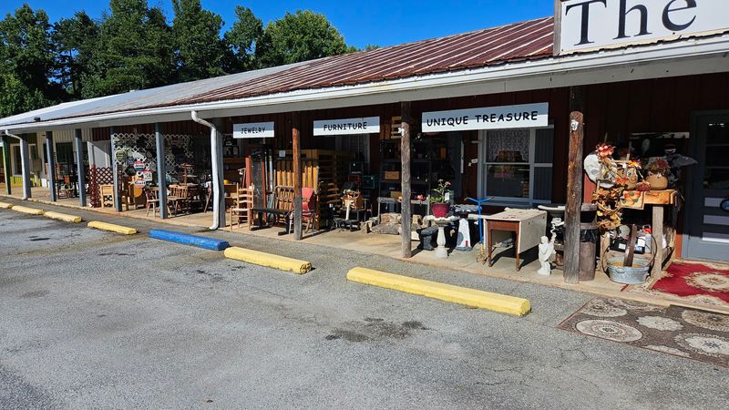 Cleveland - A Low-Key Mountain Town With Local Shops