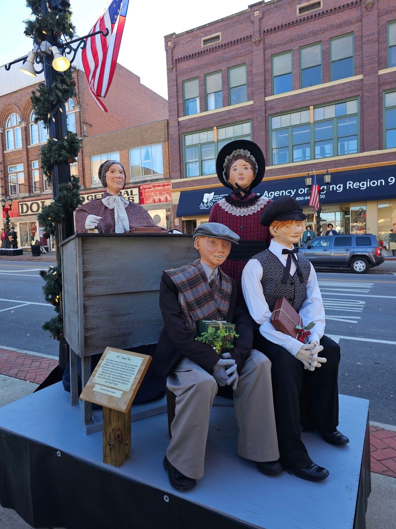 Dickens Victorian Village Magic