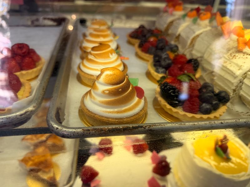 Deluxe Cakes & Pastries, Iowa City, Johnson County