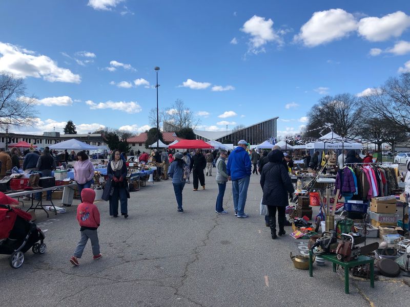 Indoor and Outdoor Vendors Create Two Different Moods
