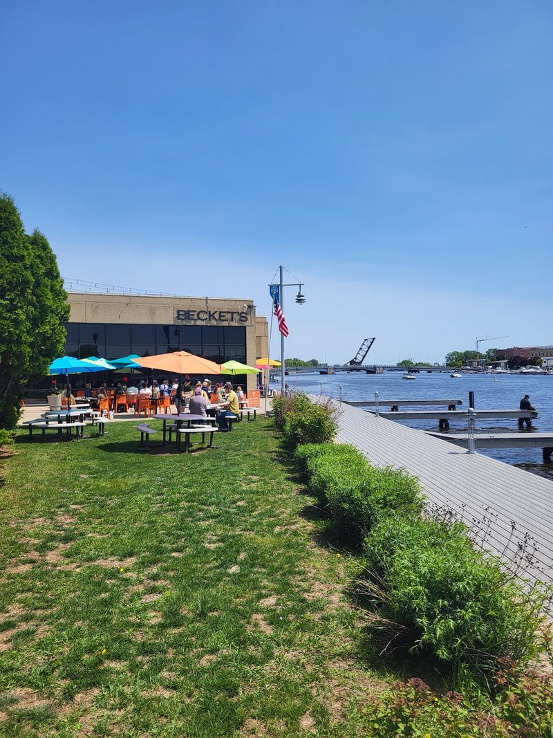 Becket's, Oshkosh