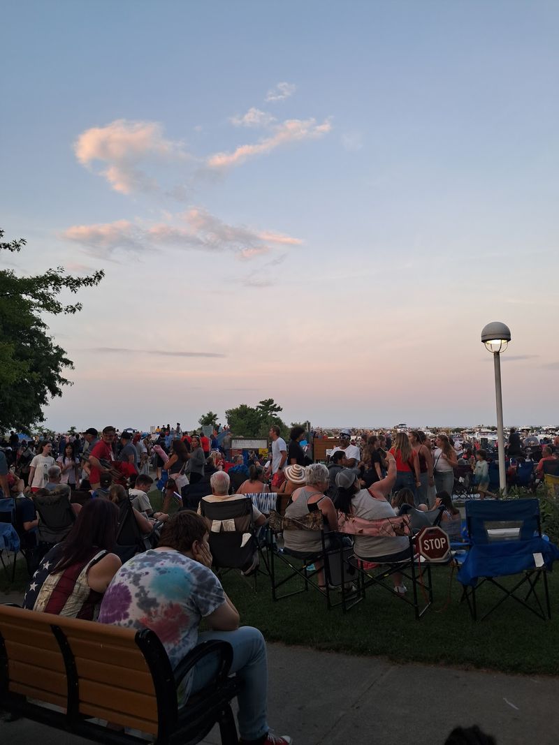 The Harbor and Beach Turn One Concert Into a Full Evening
