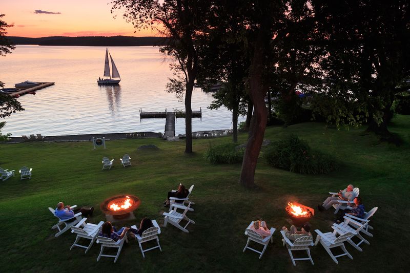 Lake Views Turn a Simple Meal Into an Event