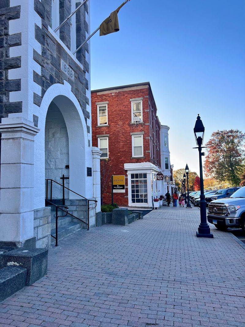 The Abner Hotel - Litchfield