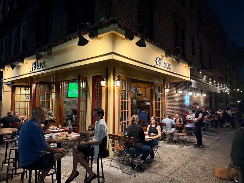Max Bratwurst und Bier (Astoria)