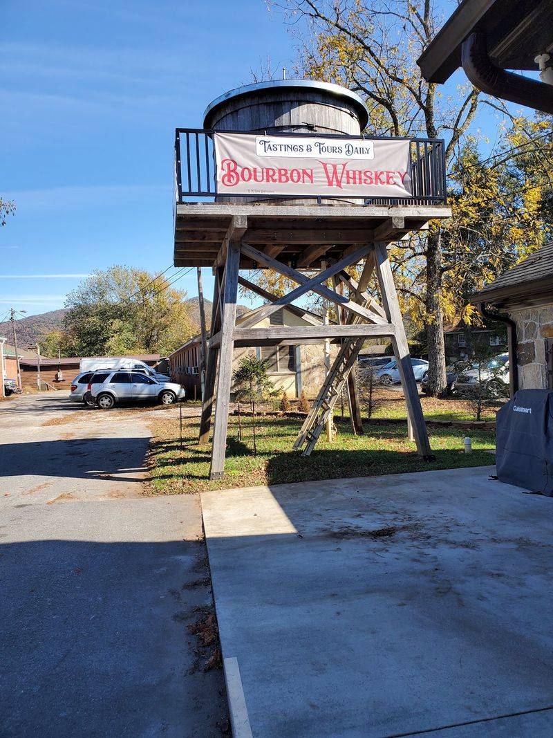 Dillard - A Tiny Mountain Community With Country Stores and Local Flavor