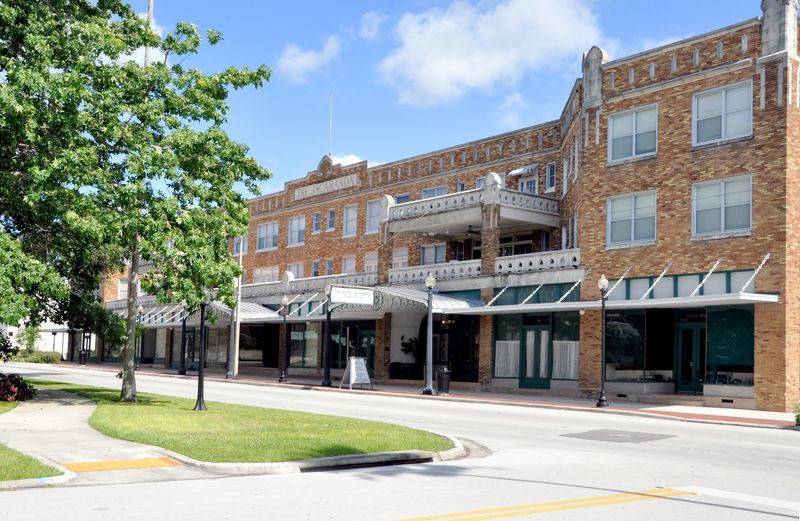 Hotel Jacaranda, Avon Park - College Town Charm In A Boom-Era Beauty