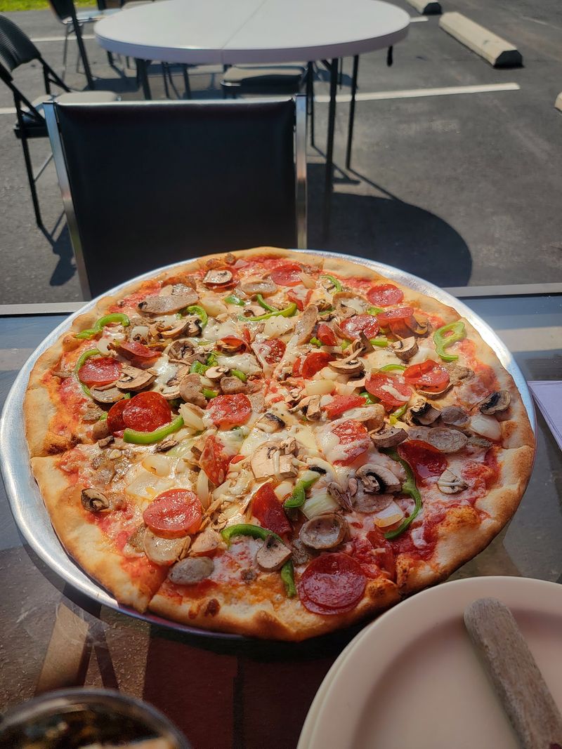 Neighborhood Ease at Lisa's Pizza