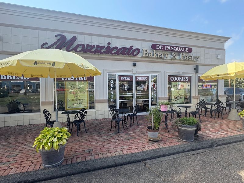 Mozzicato DePasquale Bakery & Pastry Shop (Wallingford)