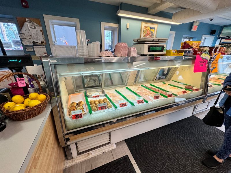 Fresh Fish Cases for Home Cooks