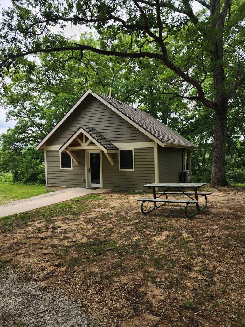 One Cabin, One Lake, Plenty of Stillness at Nine Eagles State Park - Davis City