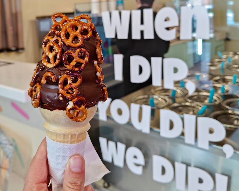 Chocolate-Dipped Treats at Simons Says Dip This - Durham