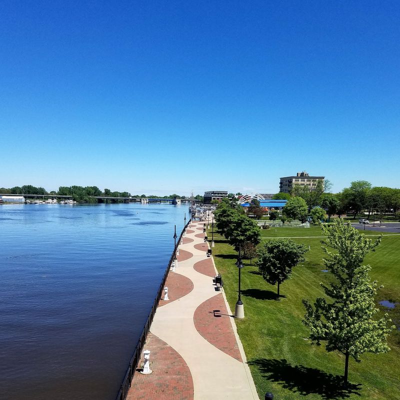 A Riverside Stroll That Slows the Day in Bay City
