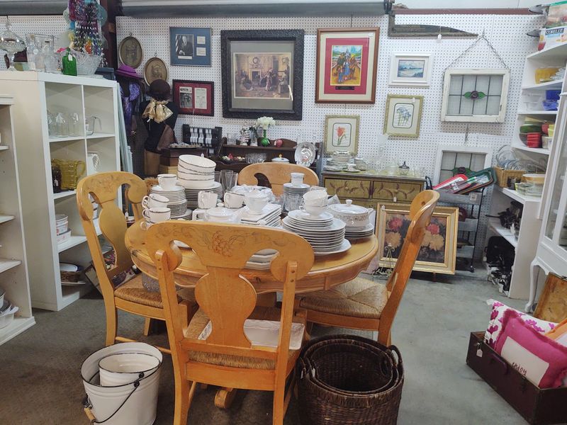 Give Yourself Time to Browse Furniture and Home D&eacute;cor