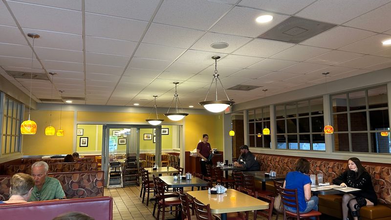 Fast Seating That Keeps the Morning Easy