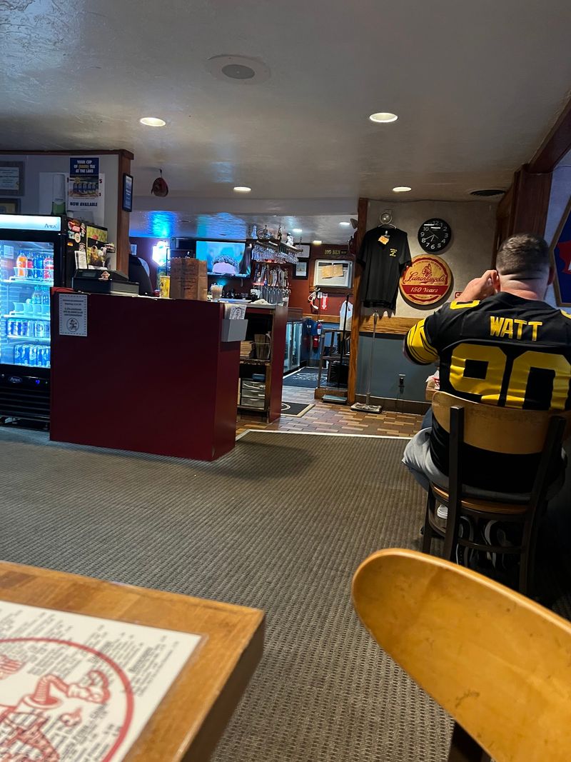 Game-Day Screens and a Neighborhood Bar Feel