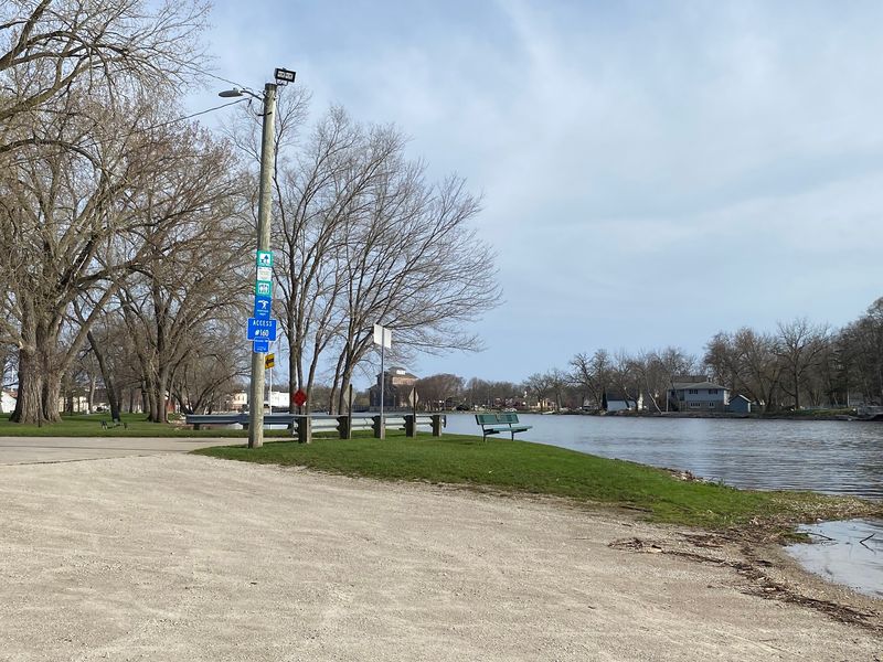 A Peaceful Stretch Along the Wapsi in Independence