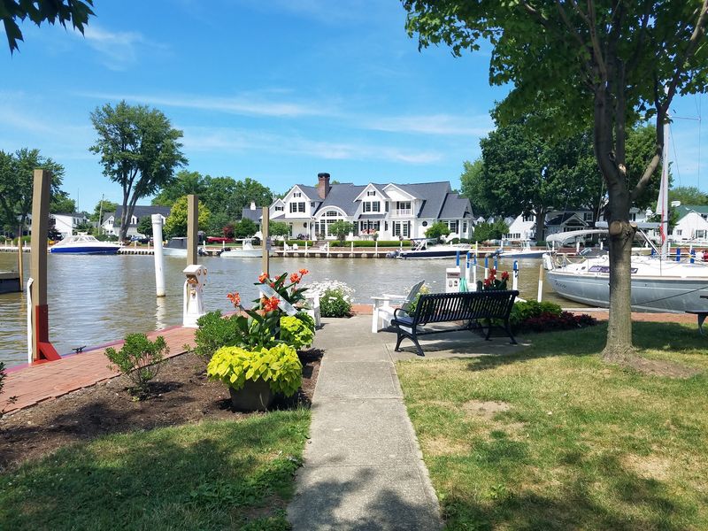 Watch Boats Along The Vermilion River