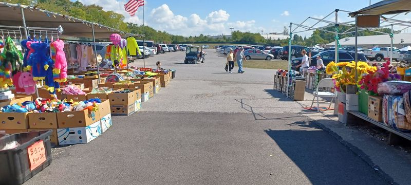 Outdoor Vendors Add Yard Sale Energy