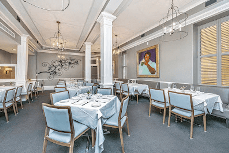 A Downtown Charleston Setting With a Soft Glow