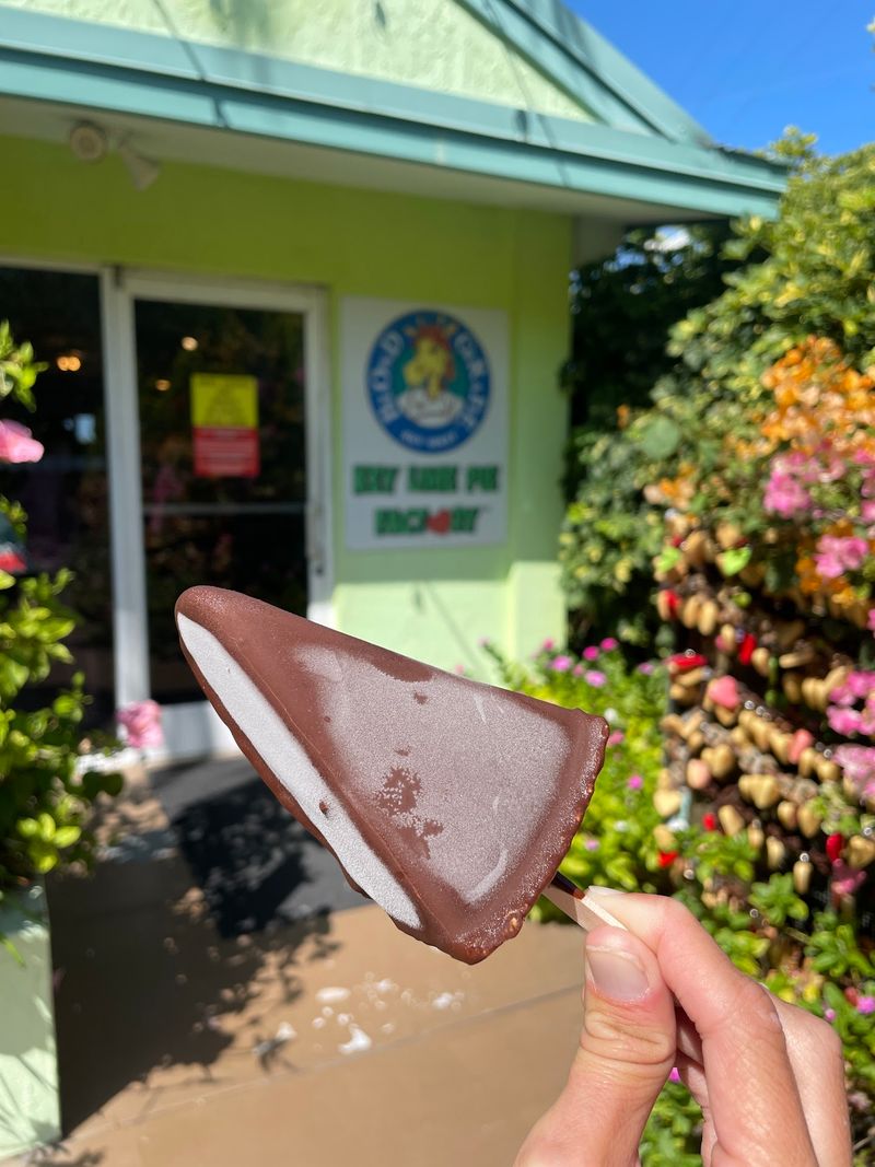 Blond Giraffe Key Lime Pie Factory