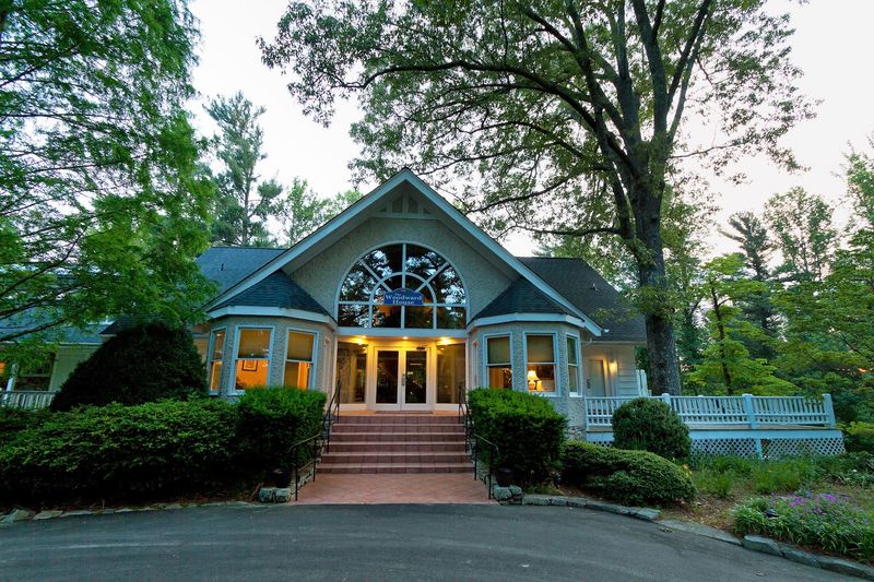 Highland Lake Inn & Resort - Flat Rock