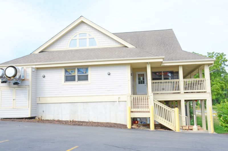 Curly's Waterfront Sports Bar & Grill - Pewaukee